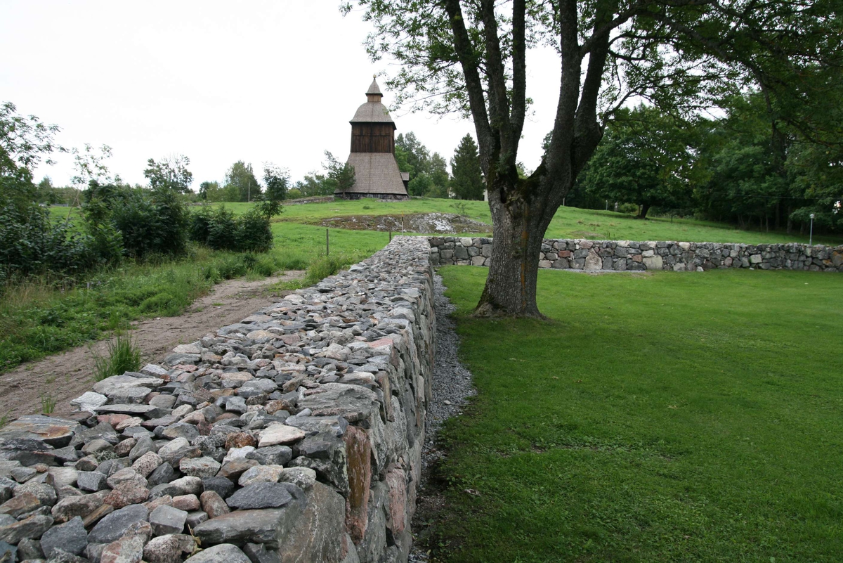 Ärendet rör antikvarisk kontroll i samband med renovering av kyrkogårdsmur på Litslena kyrkogård. 