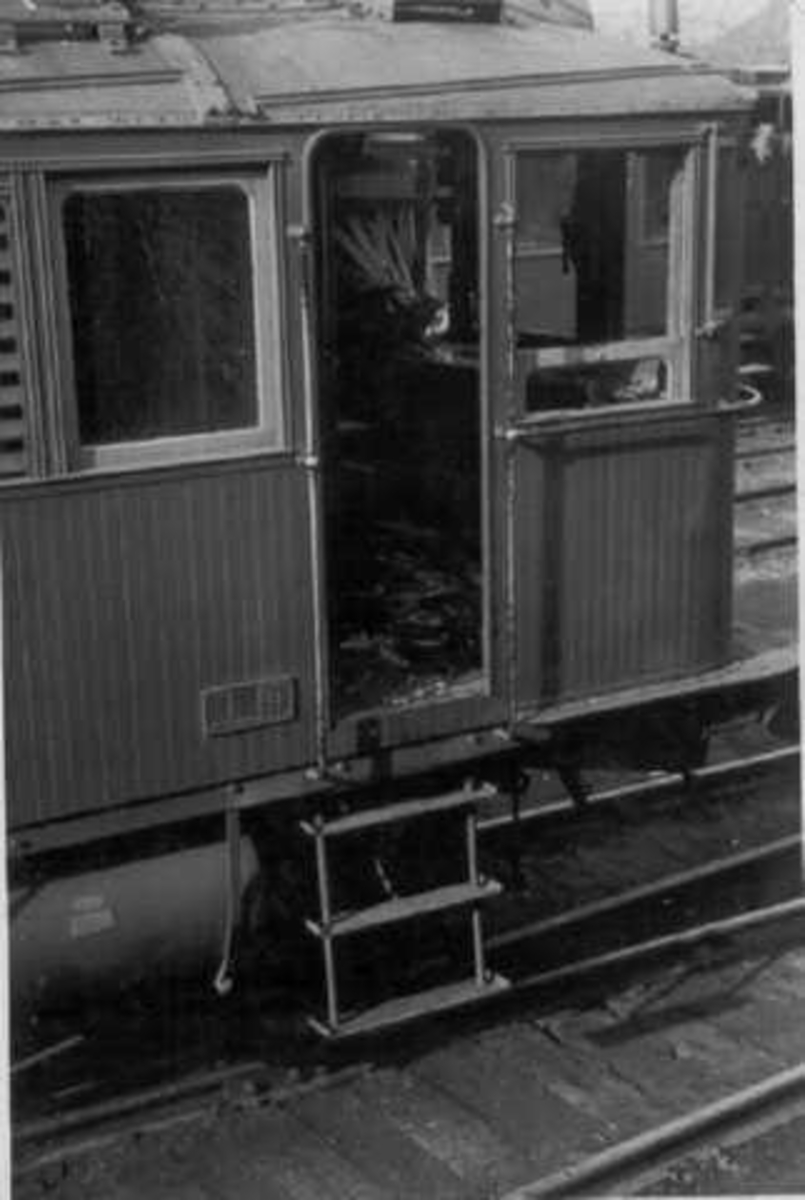 Skadet elektrisk lokomotiv.
Sansynligvis sto et tysk "orlobertog" i spor 4 på Narvik stasjon, Ofotbanen. Et elektrisk .lokomotiv kom fra lokstallen og skulle inn i spor 1 på Narvik stasjon. Uheldigvis var det ikke middel (plass) mellom siste vogn i "orlobertoget" og sporet inn til sppor 1, slik at venstre side på lokomotivet kolliderte med bakerste vogn`s høyre side. Ulykken Skjedde 28.05.1942.
