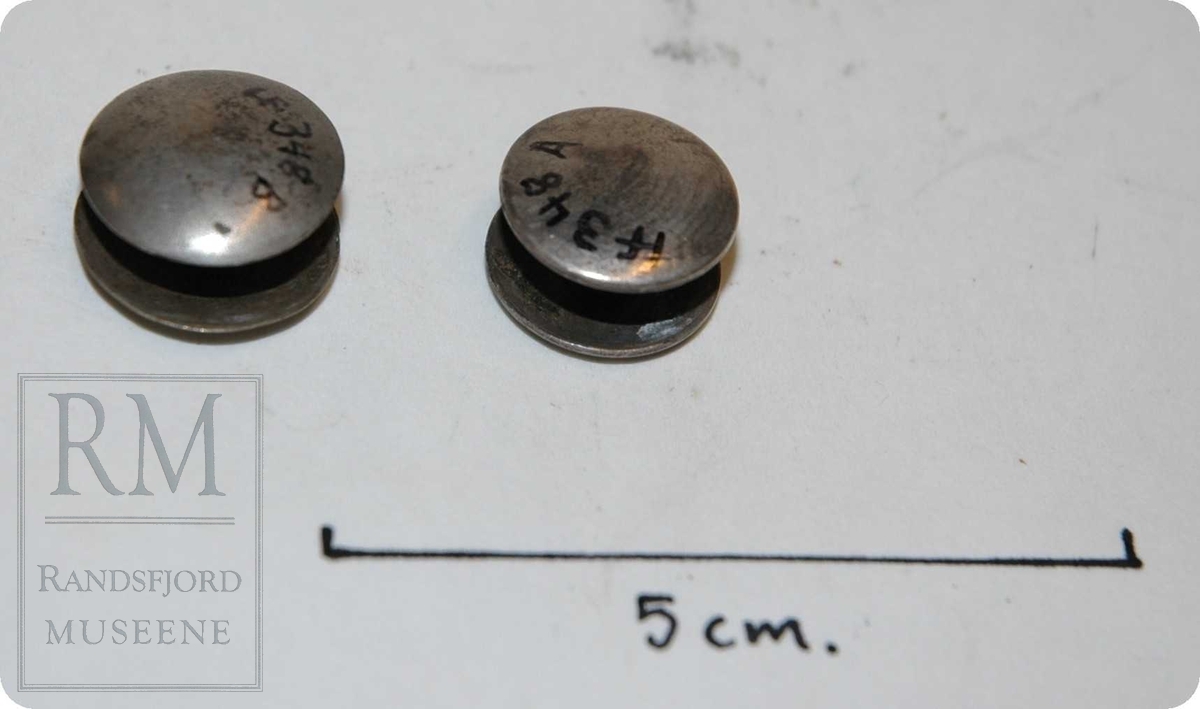 2 runde buede plater koblet sammen med en liten sylinder. 