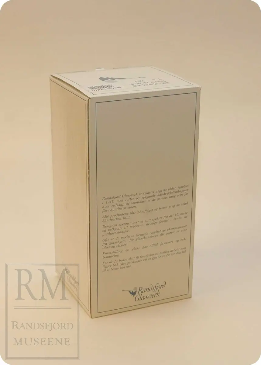 C: Emballasjen har motiv av en glassblåser på alle sider.