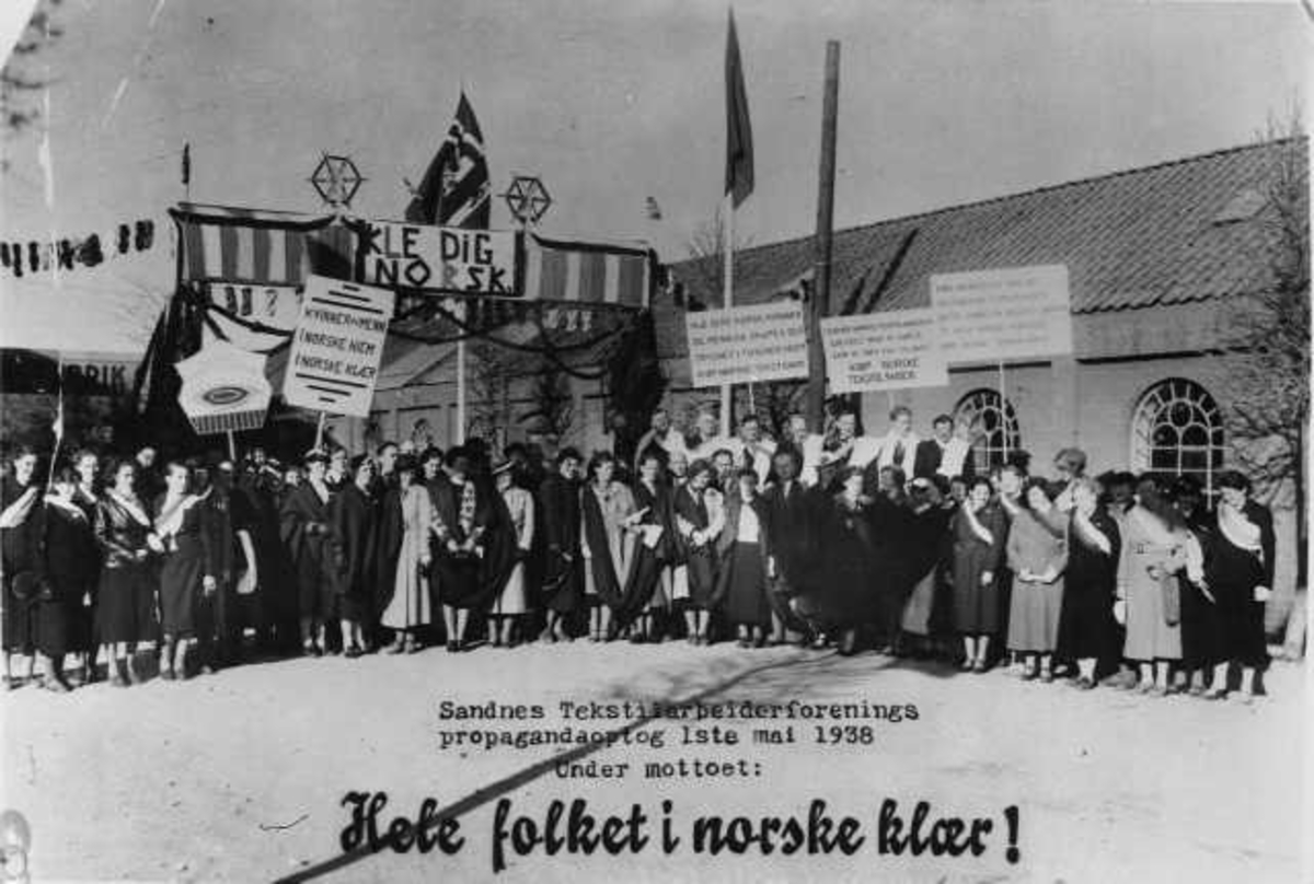 Sandnes tekstilarbeiderforenings propagandaopptog 1ste mai 1938 under mottoet "Hele folket i norske klær", utenfor Sandnes Uldvarefabrikk