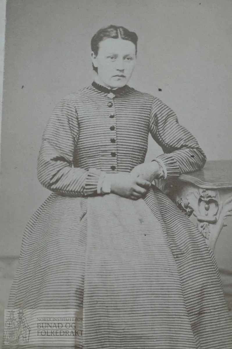 Fotografi av Rebekka Andrea Broks (f. Larsdatter) f 1849 på Edøy. Fyrste barn av Albertine Edøy. Gift i Lenvik.