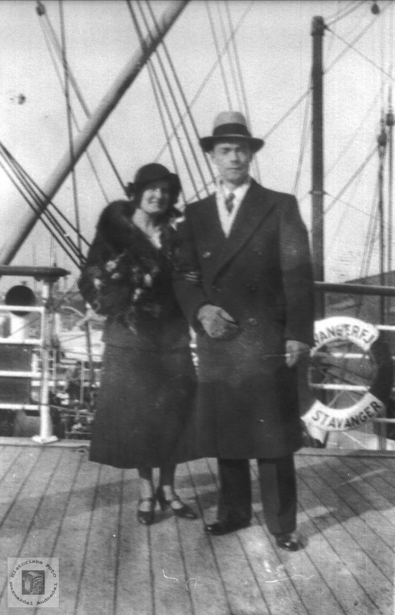 Portrett Emma (Ingeborg Midbø) og Martin Mikelsen ombord på Stavangerfjord.