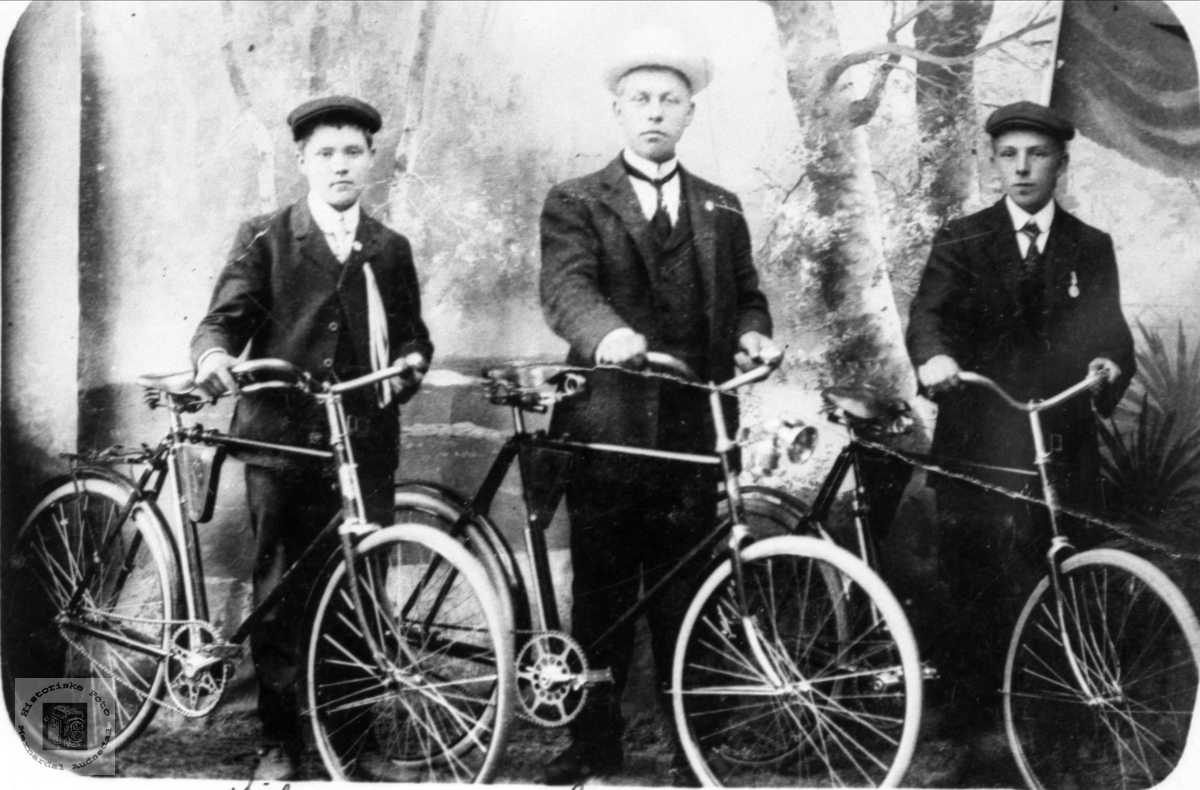 Portrett av tre unge herrer minst 2 fra Bjelland på sykkel.