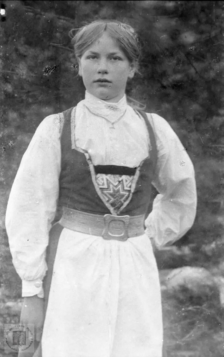 Portrett ung jente i bunad, Tora Foss, Bjelland.