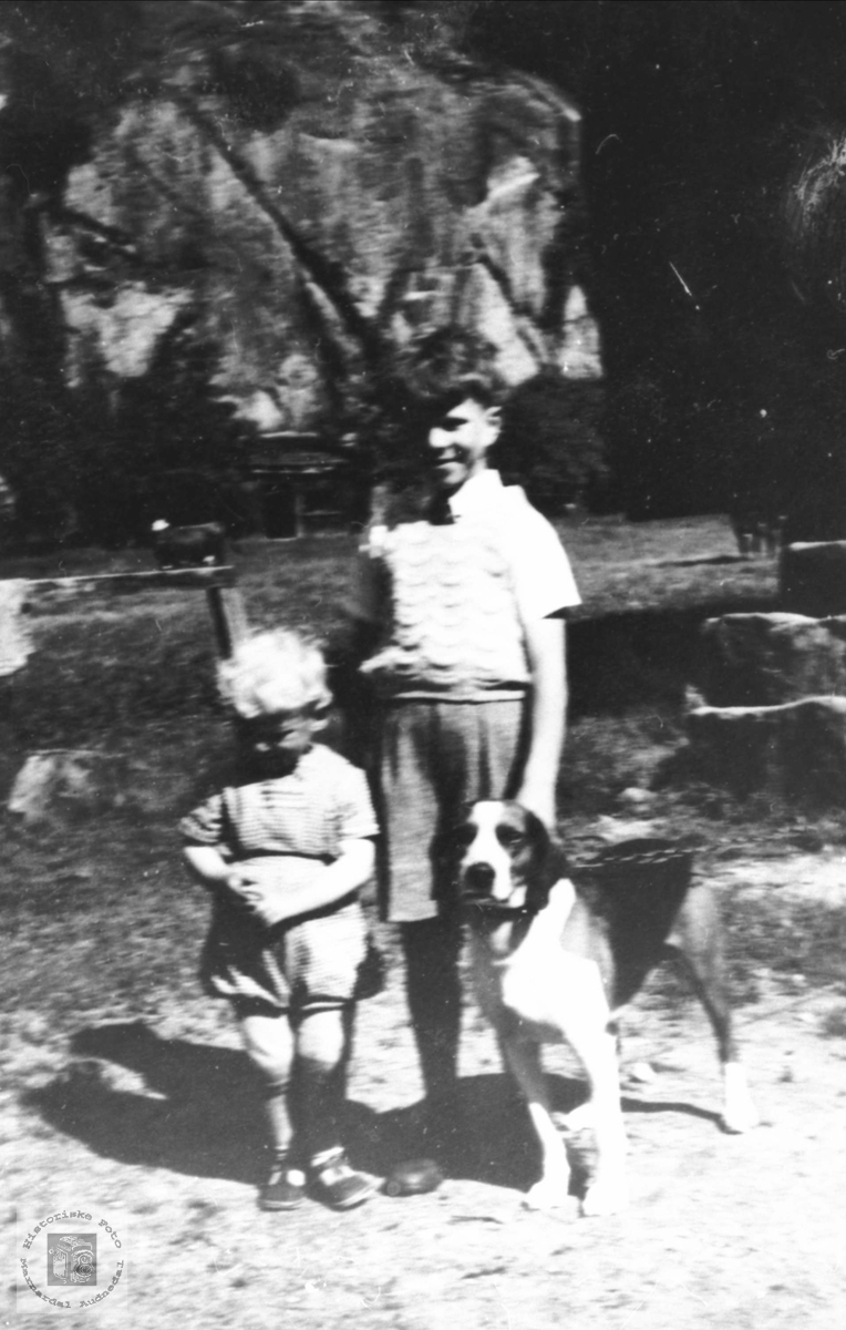 Barn med hund på Heddeland