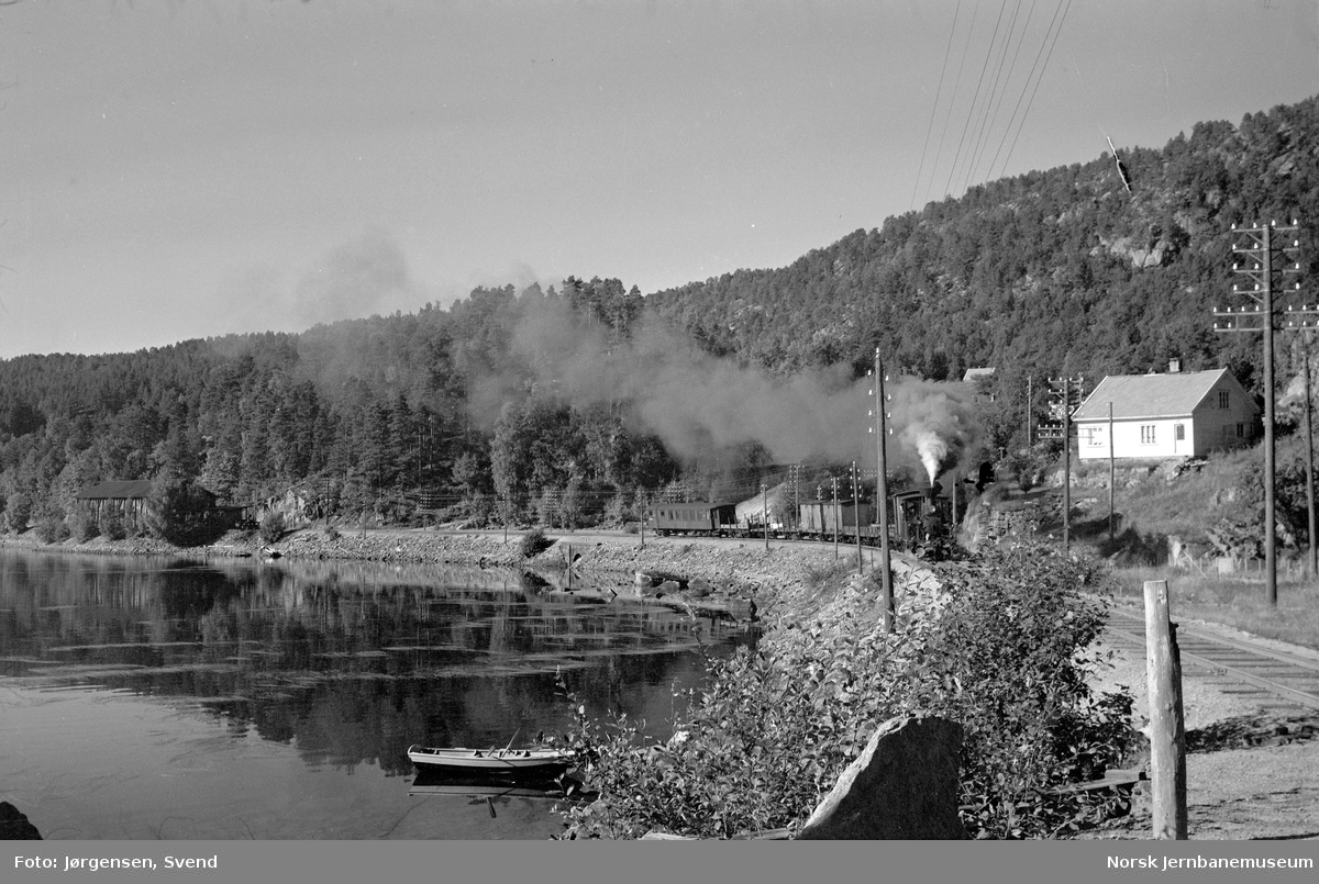 Damplokomotiv med nordgåene godstog 5661 på vei ut fra Hægeland stasjon