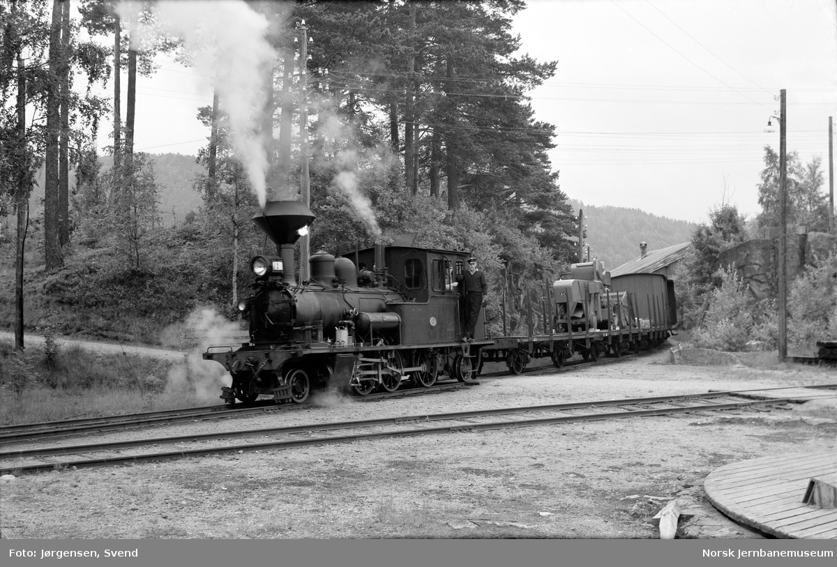 Damplokomotiv nr. 2 skifter på Hægeland stasjon