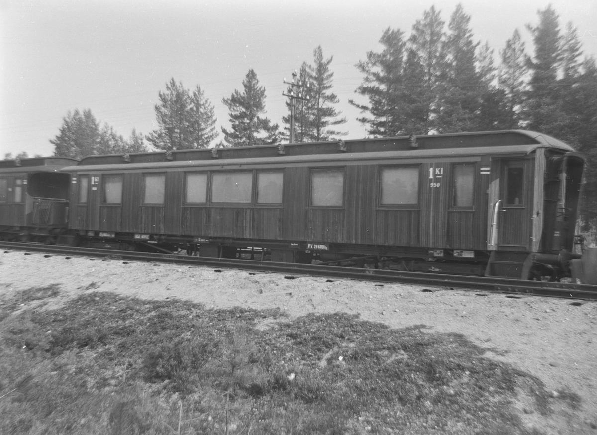 A/L Hølandsbanen sørget i 1968 for at vogn Ao2c nr. 950 ble bevart. Her er vognen hensatt på Kløftefoss på Krøderbanen.