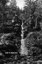 «Grøftesprengning.  Fra forsøksarbeidet på Mustad i mai-juni