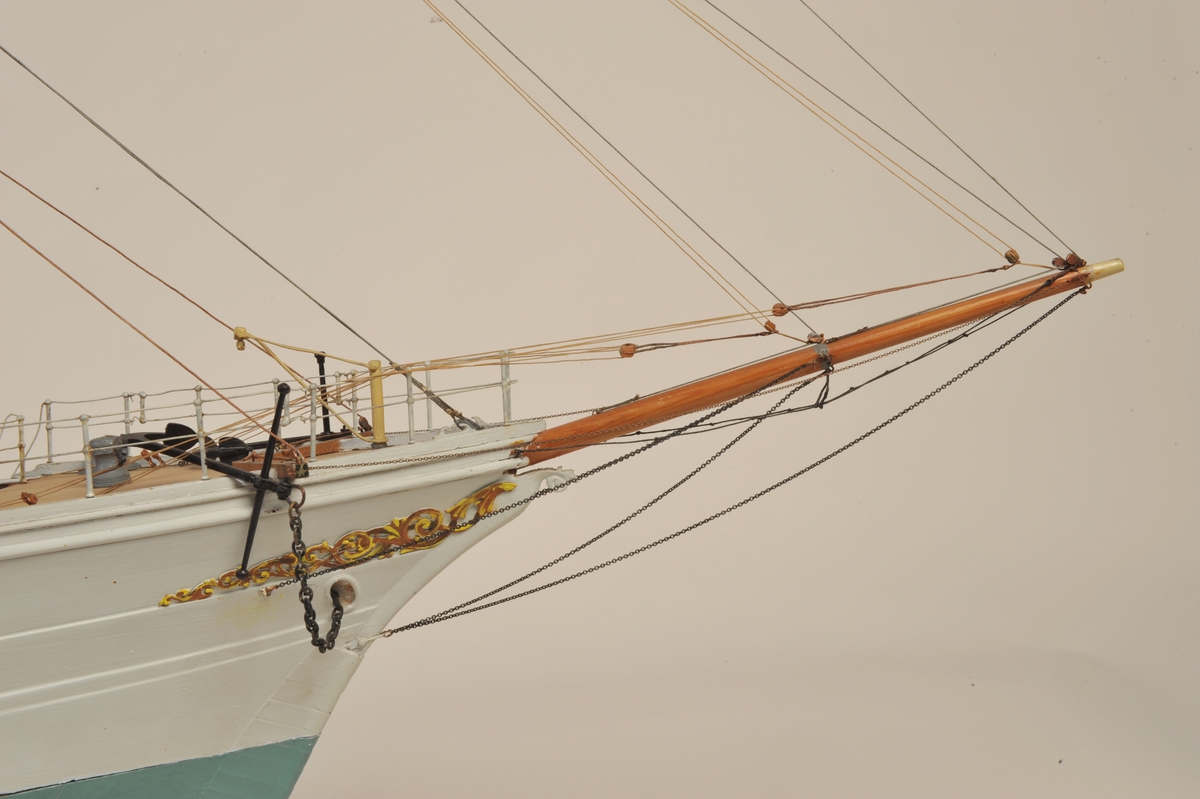 Helmodell av 'Polaris', som senere ble Shackletons ekspedisjonsskip, polarskipet 'Endurance, rigget med 3 master uten seil. Målestokk: 1:32