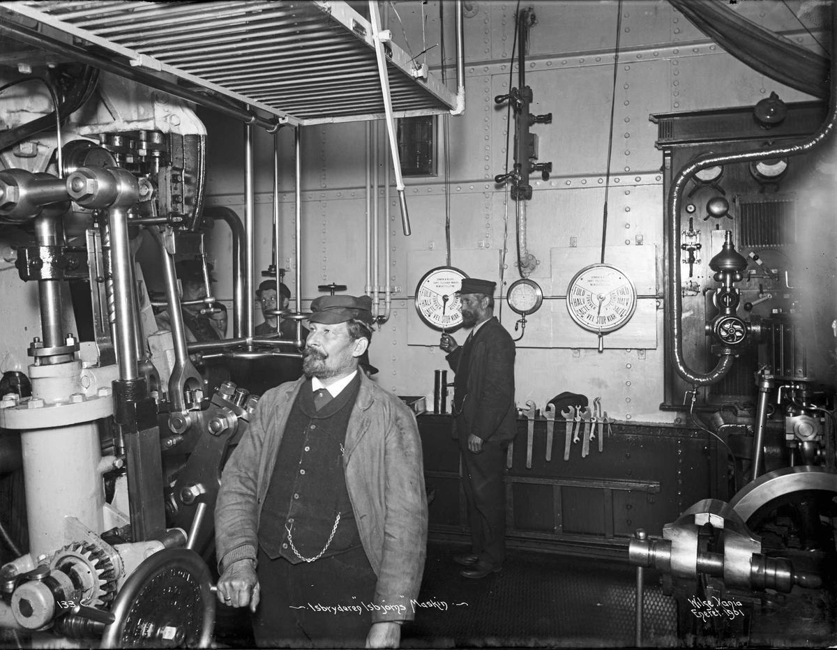 D/S Isbjørn (b. 1894, Akers Mekaniske Verksted, Christiania), i maskinrommet