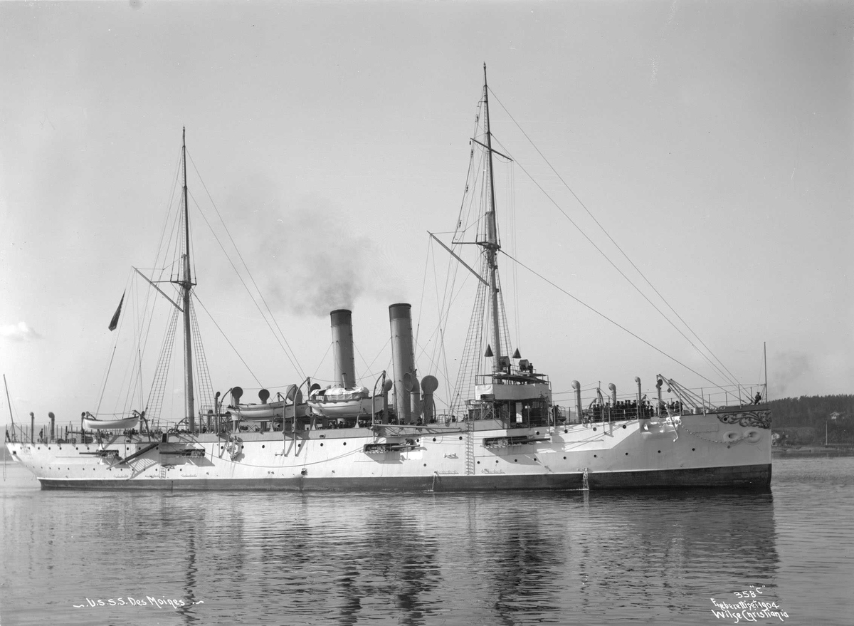 Des Moines (b. 1902, Fore River Ship & Engine Co., Massachusetts) , kanonbåt i fart