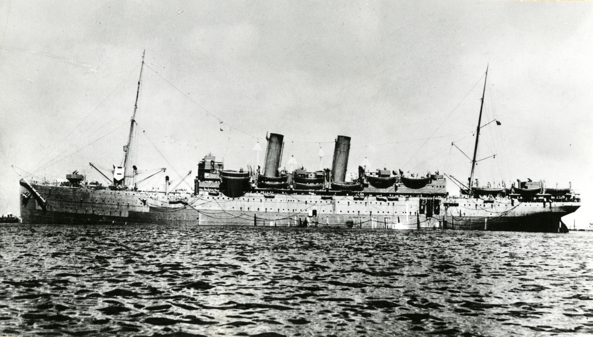 D/S Bergensfjord (b. 1913, Cammell Laird & Co. Ltd., Birkenhead). Bildet viser skipet som troppetransportskip under 2. verdenskrig utenfor Alexandria.