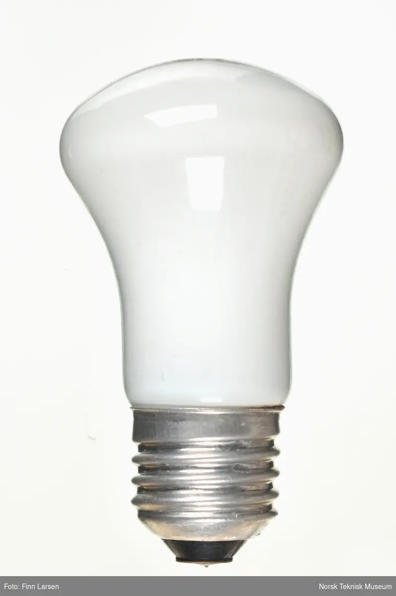 Spenning: 220-230V, Effekt: 40W
Sokkel: E 27. Kjegleformet lampeglass.
Originalemballasje mangler.