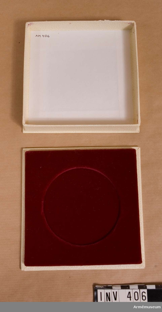Ask till minnestecken från Österrikiska Heeresunteeoffizierschule.
Pappask överdragen med klot. Röd sammet i botten med försänkning för medaljongen.
Samhörande nr är 294-299, 321-350, 400-448 (405-406)