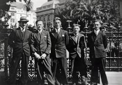 Fem mann fra mannskapet til M/S Templar (b.1929) i byen. Tor
