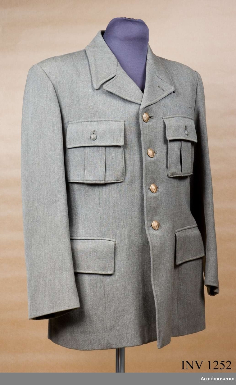 Stl 104. Med skytteväsendets bronserade knappar. Uniformen antogs vid skytteriksdagen 1941. Till denna uniform bäres skid- eller lägermössa.
Källa: AM meddelande XXXXV sid 108.