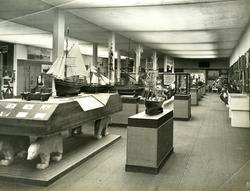 Interiør fra sjøfartshallen. - Jubileumsutstillingen på Frog