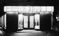 Inngangsparti med lysreklame for Brødrene Bruu i Oslo, 1930-