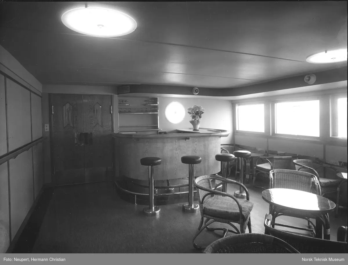 Interiør, bar på passasjer- og lastebåten M/S Bretagne, B/N 470 (solgt og omdøpt til M/S Massalia i 1958). Skipet ble levert av Akers Mek. Verksted i 1937 til Fred. Olsen & Co, Oslo.