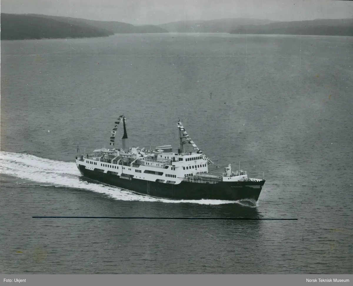 Flyfoto, passasjerskipet M/S Nordnorge, B/N 550. Skipet ble levert av Akers Mek. Verksted til Ofotens Dampskipsselskap 5. juni 1964.