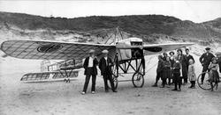 Tryggve Gran med sitt fly "Nordsjøen" og nysgjerrige tilskue