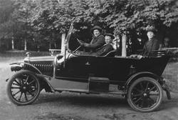 Fru Anna Wærøe bak rattet på sin 1912 modell Adler med regis