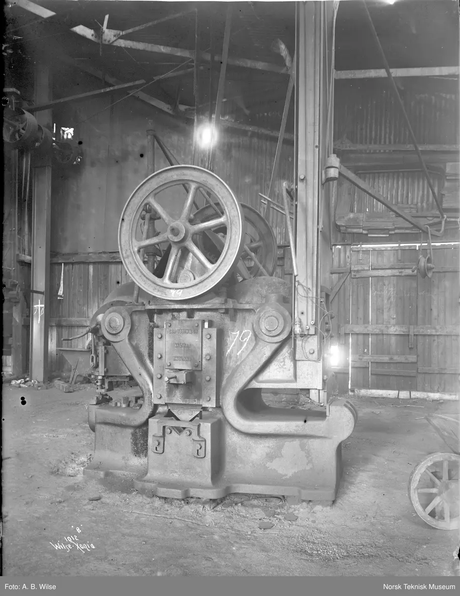 Pakkemaskin trolig på Thunes Mekaniske Verksted på Skøyen i Oslo. Maskin merket med 79, bilde merket med 1012 B Wilse Xania. Emblem på maskin merket Ged Booth & Co Halifax England.