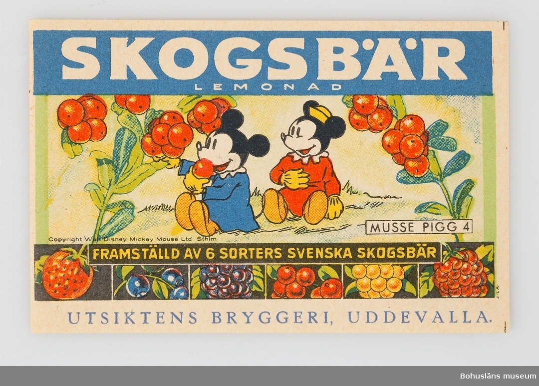 Etikett i fyrfärgstryck med teckning av seriefiguren Musse Pigg med texten:
SKOGSBÄR
LEMONAD
MUSSE PIGG 4
FRAMSTÄLLD AV 6 SORTERS SVENSKA SKOGSBÄR
UTSIKTENS BRYGGERI UDDEVALLA
Under illustrationen angivet:
Copy Right Walt Disney Mickey Mouse Ltd Sthlm

Dessa etiketter  med Musse Pigg-motiv med smaken Skogsbär var speciella. Det tillverkades en hel liten serie om sex stycken motiv som är numrerad.  Musse Pigg var då ny som serie- och filmfigur och blev genast populär.
Etiketterna blev tidigt ett samlarområde. Den första tecknade Musse Pigg-filmen hade premiär 1930.
