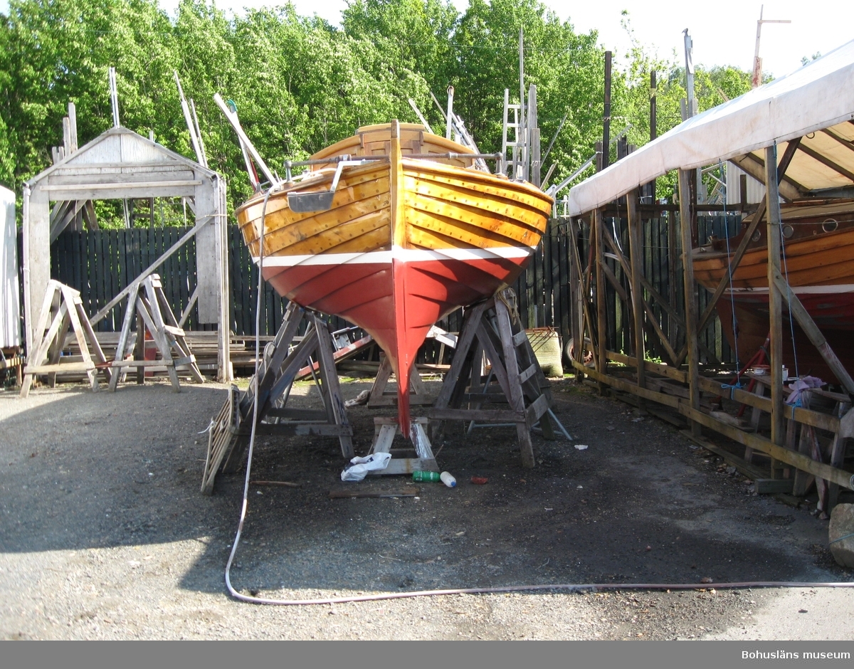 Klinkbyggd kosterbåt, (K-38/K-32). Bordläggning i kraftig entums-ek. Båten har ursprungligen varit  gaffelriggad.