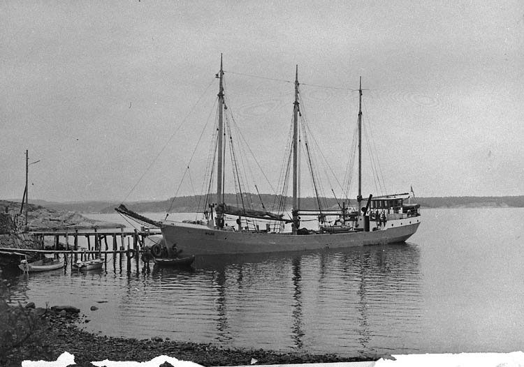 Fraktfartyget SILVA vid bryggan i Fiskevik