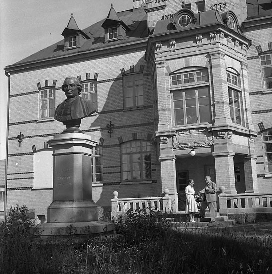 Byst av Anders Knape Hansson och Gustafsbergs skolhus, Uddevalla