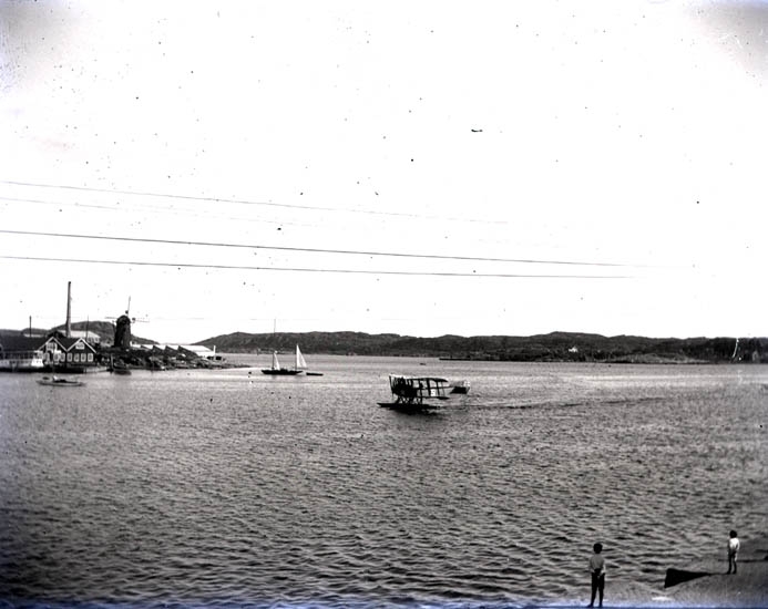 Färjan och en flygmaskin i hamnen. Den 18-19 Juli 1922. 4 st. Kopierade.