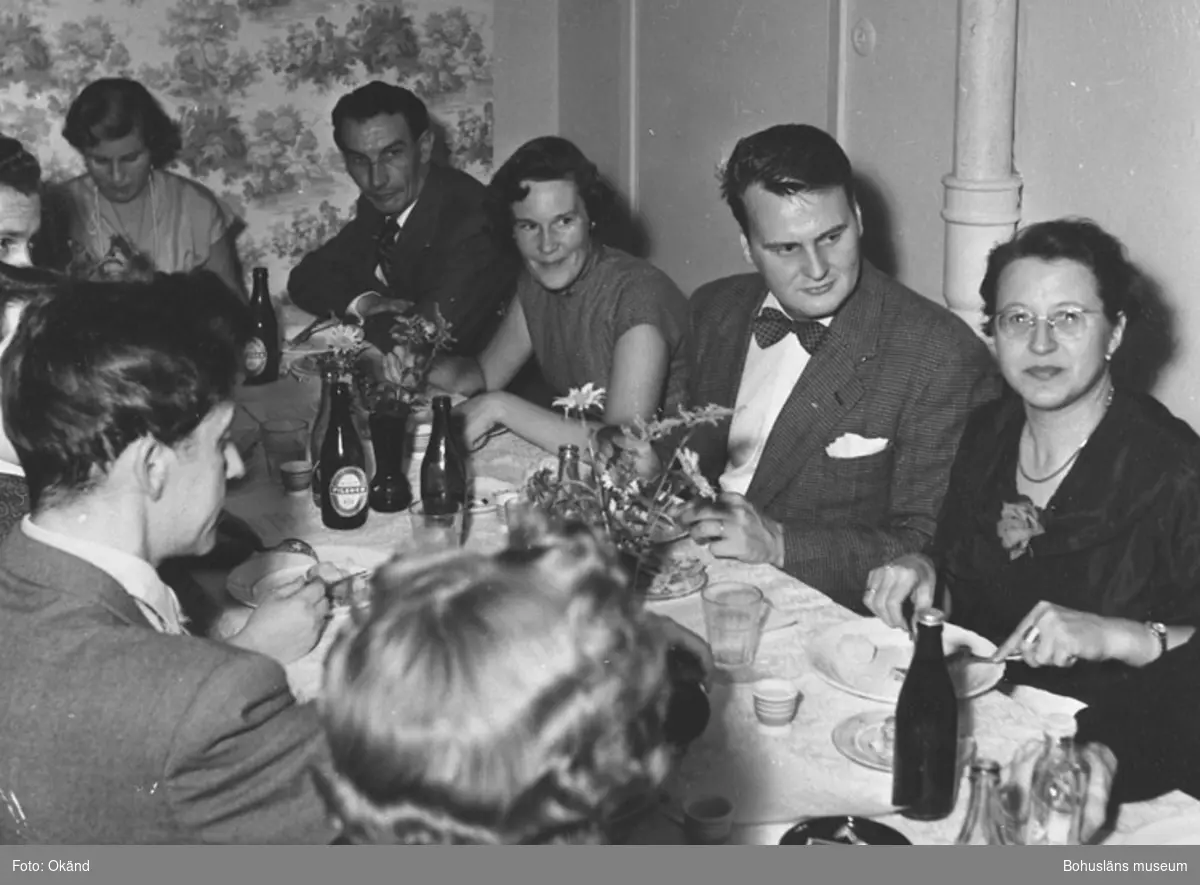 Knytkalas med grannar i ett källarrum 1955 - Bohusläns museum ...