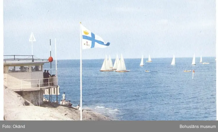 Tryckt text på kortet: "Marstrand. Tåudden. GKSS Startpaviljong."
"Förlag: Firma H. Lindenhag, Göteborg."