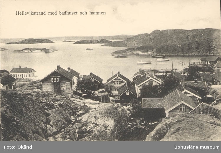 Tryckt text på kortet: "Hellevikstrand med badhuset och hamnen."
"Svenska Litografiska AB Stockholm."