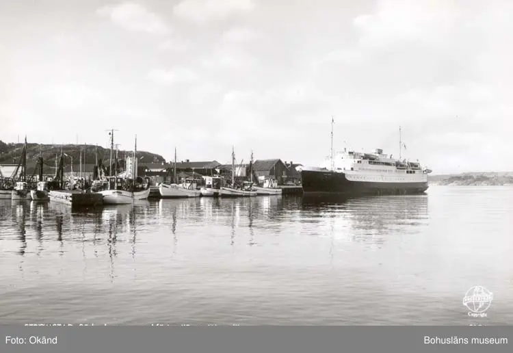 Tryckt text på kortet: "Strömstad. Södra Hamnen med färjan ...