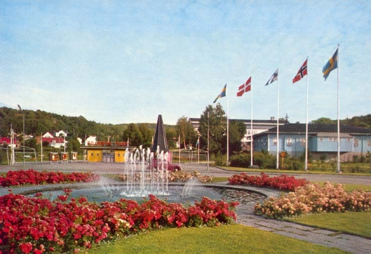 Tryckt text på kortet: "Uddevalla. Vattenfontänen vid Folkparken." 