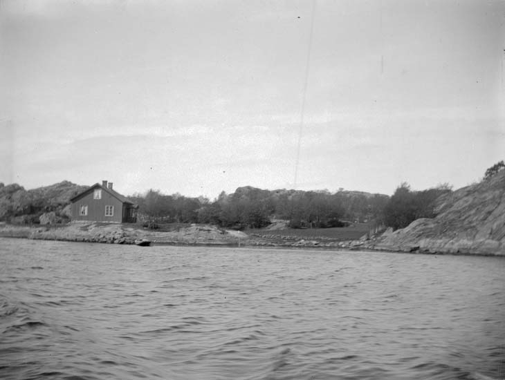 Enligt text som medföljde bilden: "Lunnevik. Vid bryggan från sjön 1899".