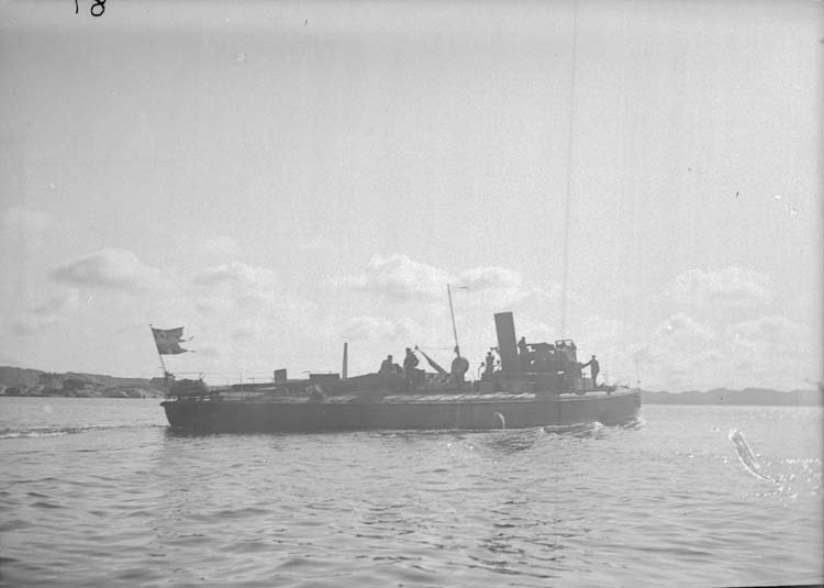 Enligt text som medföljde bilden: "Torpedbåt N 81. Lysekil Juli el. Aug. 05".