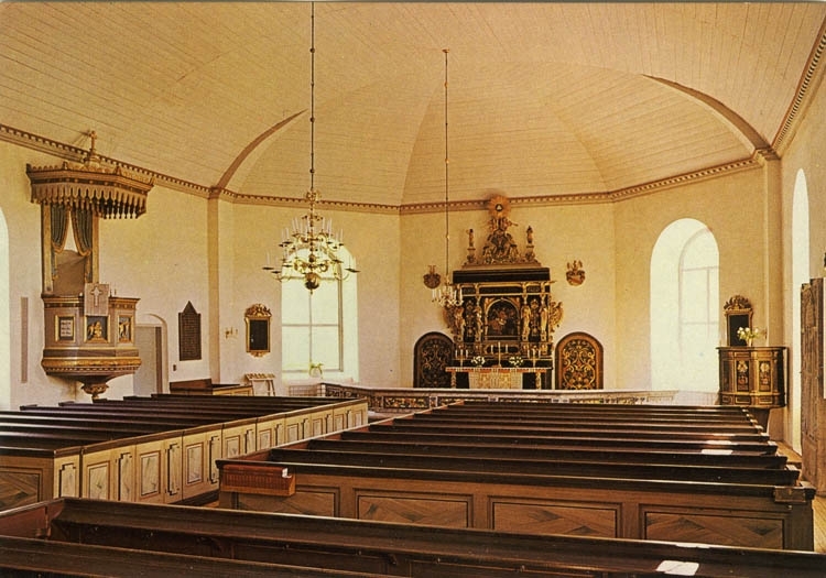 Text på kortet:"Valla kyrka i Göteborgs stift. Ersatte tidigare kyrka från 1200-talet. Altartavlan skänktes av familjen Hvitfeld-Dyre, vars gravkor är sammanbyggt med kyrkan".