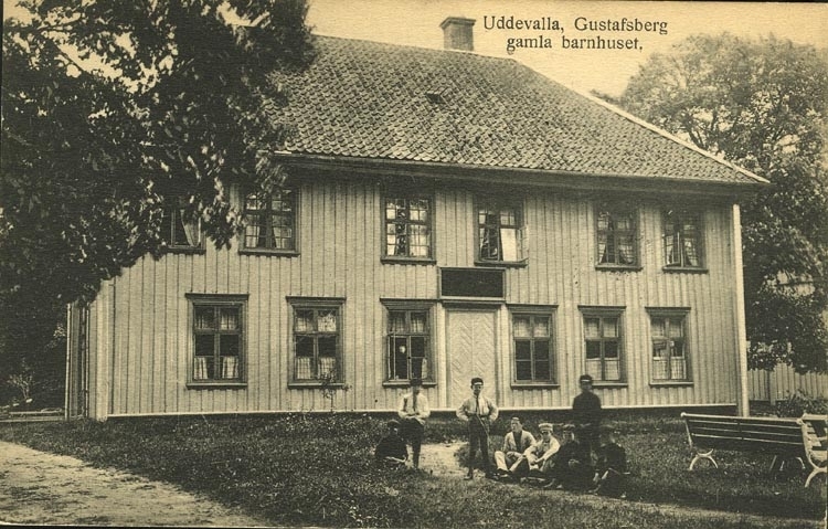 Tryckt text på vykortets framsida: "Uddevalla, Gustafsberg." "gamla barnhuset."