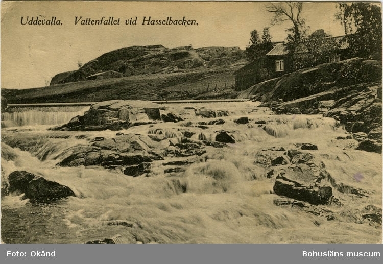 Tryckt text på vykortets framsida: "Uddevalla. Vattenfallet vid Hasselbacken."