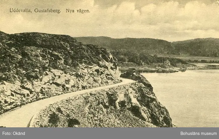 Tryckt text på vykortets Framsida: "Uddevalla, Gustafsberg. Nya vägen."