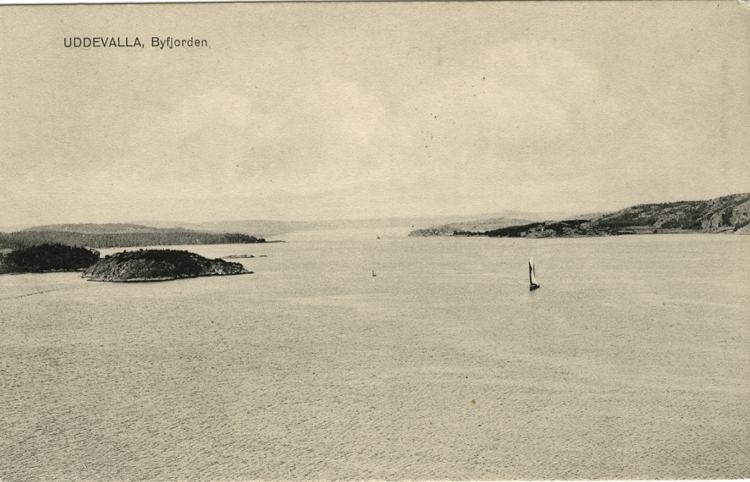 Tryckt text på vykortets framsida: "Uddevalla, Byfjorden."
