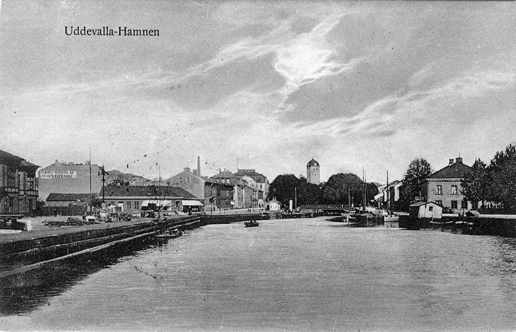 Tryckt text på vykortets framsida: "Uddevalla - Hamnen."