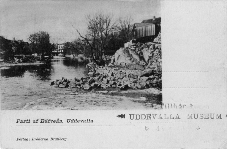 Tryckt text på vykortets framsida: "Parti af Bäfveån, Uddevalla."

