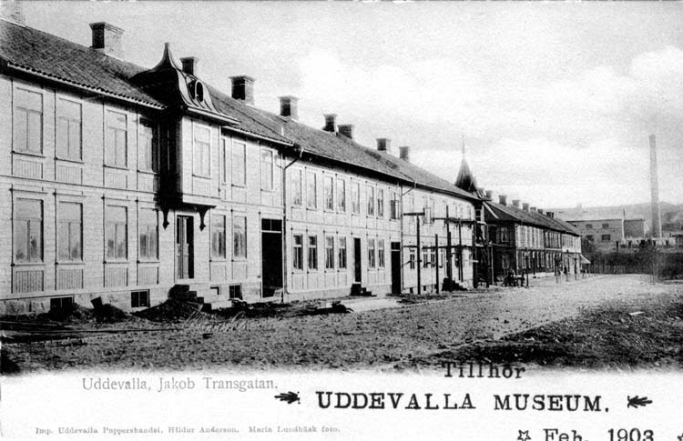 Tryckt text på vykortets framsida: "Uddevalla, Jakob Transgatan."
