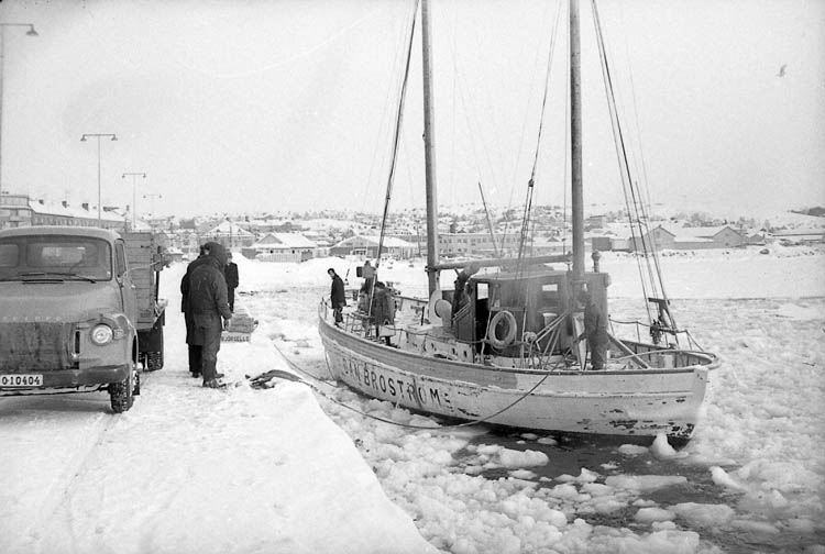 Enligt fotografens notering: "Dan Broström - febr. 1966 lägger till i Södra hamnen".